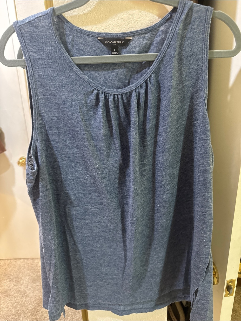 Banana Republic Women’s L Blue Sleeveless Scoop Neck Top